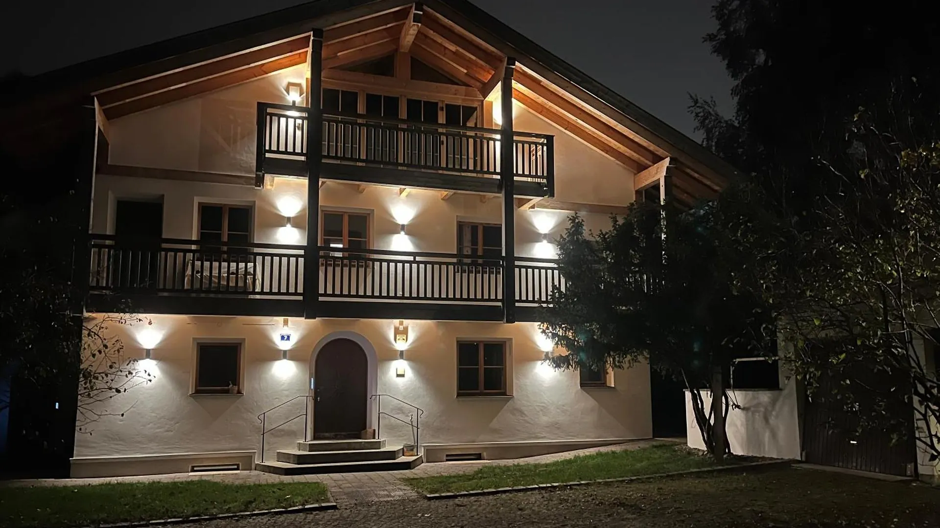 Lägenhet Barrierefreie 3-Zi.-Ferienwohnung Mit Gartenzugang In Ruhiger, Zentrumsnaher Lage Oberammergau